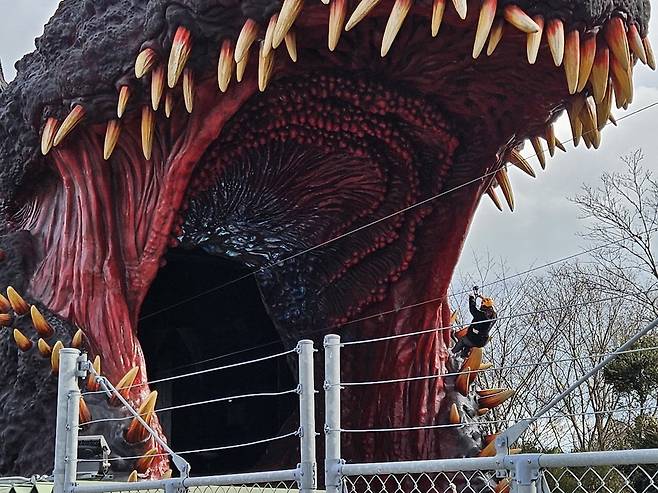 집라인을 타고 고질라 입 속으로 들어가는 놀이기구. 도쿄 이승훈 특파원