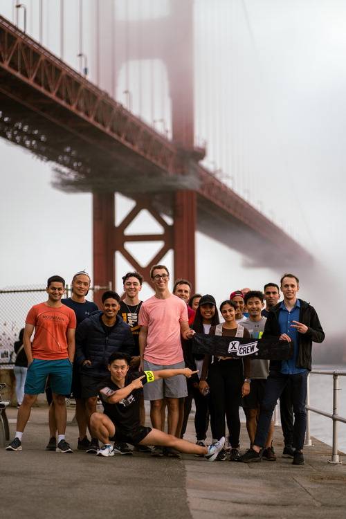 엑스크루를 통해 만난 친구들과 여행을 즐기고 있는 여행족들.