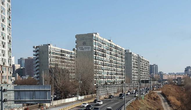 최근 관리처분계획 인가를 앞두고 시공사 보증을 통해 제2금융권에서 추가 이주비를 조달하기로 한 서울 용산구 산호아파트 전경.  김재훈 기자