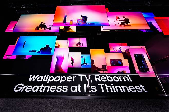 LG전자가 CES 2026에서 공개한 무선 월페이퍼 TV ‘LG 올레드 에보 W6’가 해외 주요 매체들로부터 호평을 받았다. CES 2026 LG전자 전시관 입구에는 초슬림·초밀착 무선 월페이퍼 TV ‘LG 올레드 에보 AI W6’ 28대로 구성된 초대형 오브제가 관람객들을 맞이해 높은 관심을 받았다. LG전자