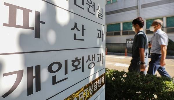 초고신용자 비중이 급증한 가운데 이들의 대출 연체액 증가 속도가 전체 평균의 5배에 달해 신용점수 인플레이션으로 신용평가의 신뢰성이 흔들리고 있다. [사진 = 연합뉴스]