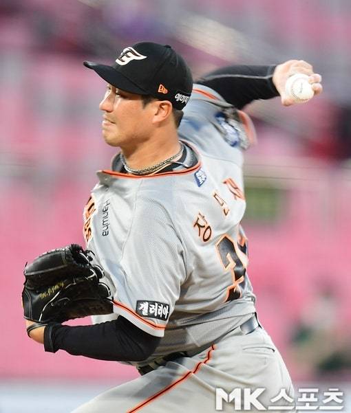 2022년 9월 7일 오후 수원 kt위즈파크에서 2022 KBO 리그 한화 이글스와 kt 위즈의 경기가 벌어졌다. 한화 장민재가 선발로 등판해 역투하고 있다. 67승 51패로 리그 4위를 기록하고 있는 kt는 한화전 2연승에 도전하고 있다. 리그 최하위의 한화는 전날 경기 패배에 설욕하기 위해 전력을 다하고 있다. 사진=김재현 기자