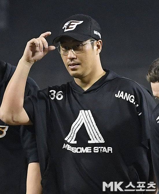 2019년 5월 10일 서울 잠실구장에서 열린 ‘2019 KBO리그’ 한화 이글스와 LG 트윈스 경기에서 한화가 선발 장민재의 7이닝 2실점(1자책)의 호투를 앞세워 5-2 승리를 거뒀다. 이날 호투로 시즌 4승을 거둔 한화 장민재가 팬들에게 인사를 하고 있다. 사진=김영구 기자