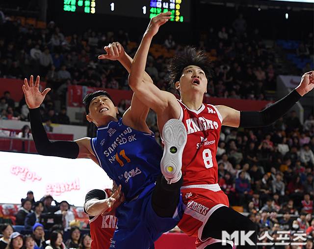 11일 서울 잠실학생체육관에서 2025-2026 KBL 서울 SK와 서울 삼성의 경기가 열렸다. 삼성 이관희, SK 안영준이 리바운드를 하고 있다. 사진(잠실 서울)=천정환 기자