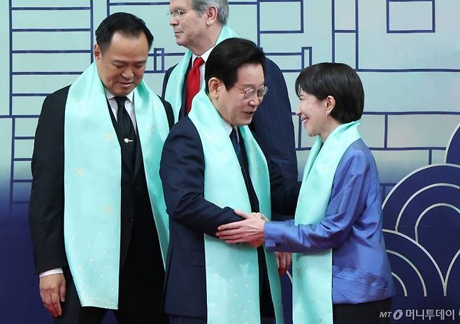 [경주=뉴시스] 최동준 기자 = 이재명 대통령이 1일 경북 경주화백컨벤션센터에서 열린 APEC(아시아태평양경제협력체) 정상회의 공식 기념촬영 행사에서 다카이치 사나에 일본 총리와 인사하고 있다. 2025.11.02. photocdj@newsis.com /사진=