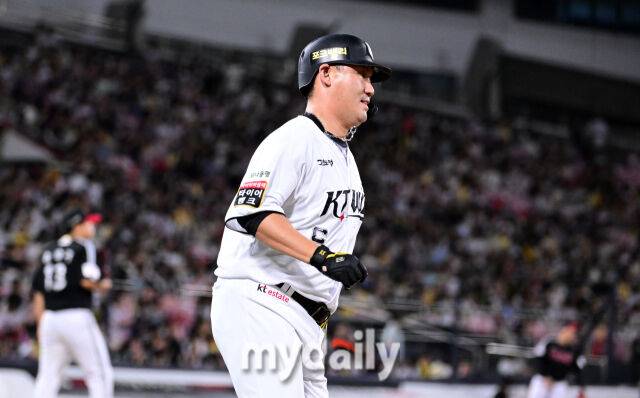 2025년 9월 4일 오후 경기도 수원KT위즈파크에서 열린 '2025 신한 SOL뱅크 KBO 리그' LG 트윈스와 KT 위즈의 경기. KT 장성우가 5회말 선두타자로 나와 홈런을 친 뒤 그라운드를 돌고 있다./마이데일리