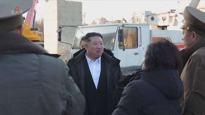 [서울=뉴시스] 북한 조선중앙TV는 김정은 국무위원장이 지난 5일 당 및 정부 지도간부들과 함께 해외군사작전 전투위훈기념관 건설장을 찾았다고 6일 보도했다. 이 자리에는 부인 리설주와 딸 주애가 동행했다. (사진=조선중앙TV 캡처) 2026.01.11. photo@newsis.com *재판매 및 DB 금지