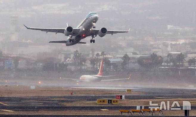 [제주=뉴시스] 우장호 기자 = 강풍특보가 발효된 11일 오전 제주국제공항 활주로에서 항공기가 강한 바람을 뚦고 이륙하고 있다. 기상청에 따르면 제주도는 12일 새벽까지 바람이 초속 20m(산지 25m) 이상으로 강하게 불어 항공기 운항에 차질이 예상된다. 2026.01.11. woo1223@newsis.com