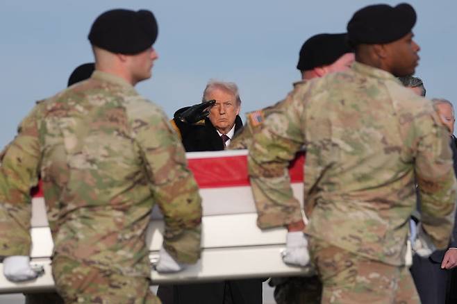 [도버=AP/뉴시스] 도널드 트럼프(가운데) 미국 대통령이 지난 12월 17일 델라웨어주 도버 공군기지에서  미군 병사 유해 귀환식에 참석해 거수경례하고 있다.  12월13일 시리아 팔미라에서 아이오와주 미군 윌리엄 하워드 하사, 에드거 토레스-토바 하사, 통역사 아야드 만수르 사카트 등이 피격, 사망했고 미군은 12월 19일부터 시리아 IS에 대한 보복 공습을 시작했다.  2026.01.11.