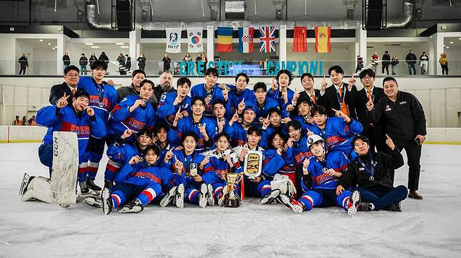 [서울=뉴시스] 한국 남자 20세 이하(U-20) 아이스하키 대표팀, 2026 국제아이스하키연맹(IIHF) U-20 세계선수권대회 디비전 2 그룹 A(4부 리그)서 전승 우승. (사진=대한아이스하키협회 제공) *재판매 및 DB 금지