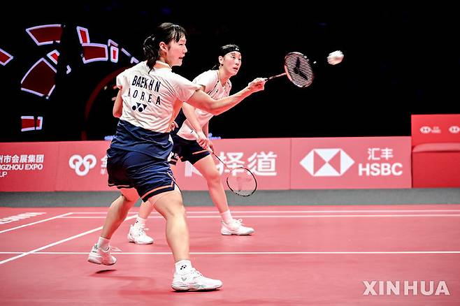 [항저우=신화/뉴시스] 백하나(왼쪽)와 이소희가 21일(현지 시간) 중국 저장성 항저우 올림픽스포츠센터에서 열린 2025 세계배드민턴연맹(BWF) 월드투어 파이널스 여자 복식  결승에서 일본의 후쿠시마 유키-마쓰모토 마유 조와 경기하고 있다. 백하나-이소희가 2-0(21-17 21-11)으로 승리하고 우승하며 2연패를 달성했다. 2025.12.22.