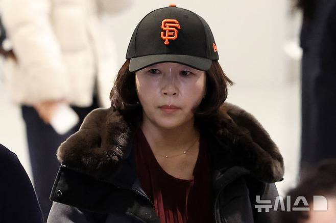 [인천공항=뉴시스] 조성우 기자 = 2022년 지방선거를 앞두고 강선우 무소속 의원에게 '공천헌금' 1억원을 건넨 의혹을 받는 김경 서울시의원이 11일 오후 인천국제공항 제1여객터미널을 통해 귀국하고 있다. 2026.01.11. xconfind@newsis.com