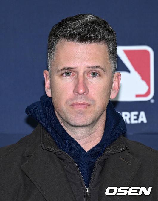 [OSEN=이천, 이대선 기자] 7일 오후 경기 이천 LG 챔피언스파크에서 샌프란시스코 자이언츠 미디어데이가 열렸다.샌프란시스코 구단은 이정후와 비텔로 감독, 윌리 아다메스가 참여하는 방한 프로그램을 진행 중이다. 이번 샌프란시스코의 한국 방문에는 래리 베어 CEO, 버스터 포지 사장, 잭 미나시안 단장 등 구단 주요 인사들이 함께한다.샌프란시스코 버스터 포지 사장이 취재진의 질문을 듣고 있다. 2026.01.07 /sunday@osen.co.kr