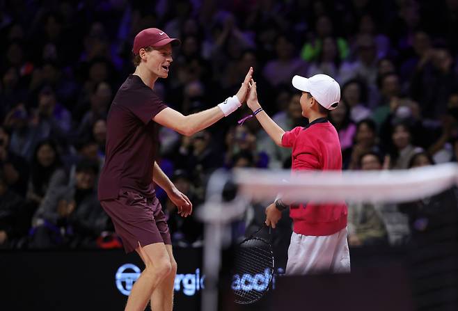 얀니크 신네르가 9일 오후 인천 중구 인스파이어 아레나에서 열린 '현대카드 슈퍼매치 14'에서 객석 어린 팬에게 라켓을 건네 카를로스 알카라스와 함께 랠리를 펼친 뒤 하이파이브 하고 있다.&nbsp; &nbsp; 뉴시스
