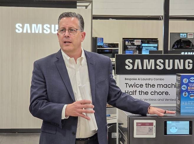 삼성전자 미국법인 CE부문 마이클 맥더못 부사장이 미국 라스베이거스 베스트바이 매장에서 삼성전자 AI 가전에 대해 설명하고 있다.&nbsp;&nbsp;&nbsp;&nbsp;삼성전자 제공
