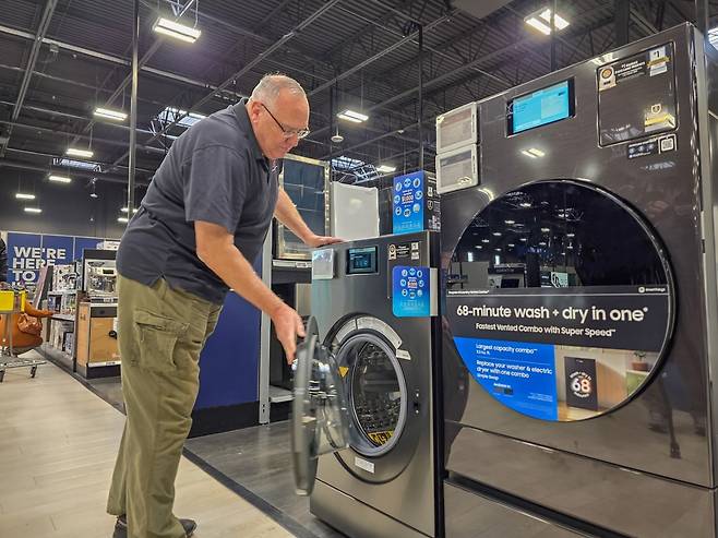 소비자가 미국 라스베이거스 베스트바이 매장에서 삼성전자 AI 가전을 구경하고 있다.&nbsp;&nbsp;&nbsp;&nbsp;삼성전자 제공