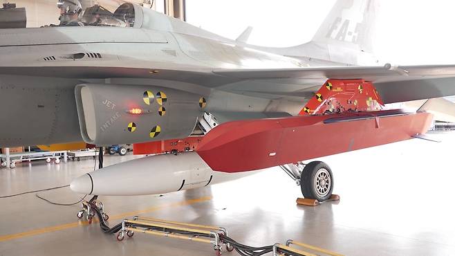 국산 FA-50 시제기에 천룡 장거리 공대지미사일이 장착되어 있다. 방위사업청 제공