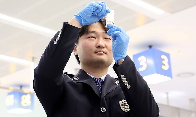 김대구 인천공항세관 여행자통관검사과 주무관이 마약류 여부를 확인하기 위해 마약키트검사를 하고 있다.