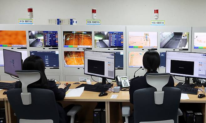 해외여행자의 기탁화물에 대해 인천공항세관 X-Ray 판독팀 직원들이 판독을 실시하고 있다.