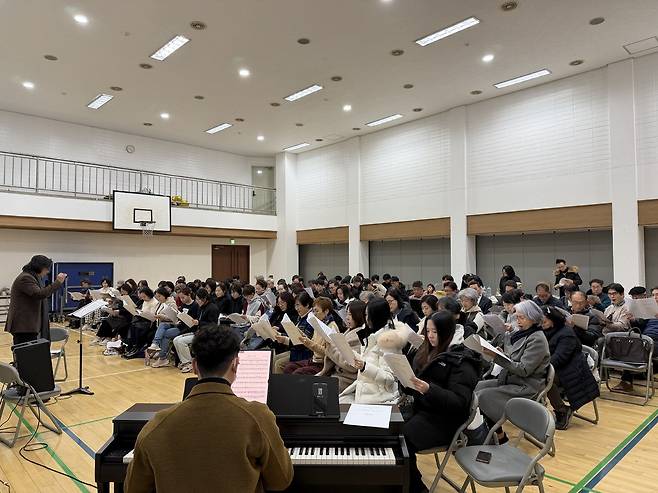 온라인 공모를 통해 선발된 시민합창단 단원들이&nbsp;20일 공연을 앞두고 연습에 한창이다.&nbsp;