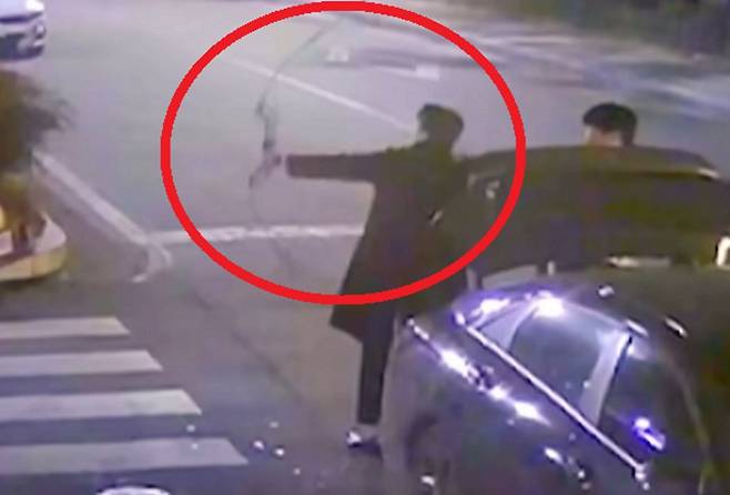 지난 7일 밤 청주 도심에서 반려견과 산책하던 여성 주변으로 활을 쏘는 남성 2명의 모습. JTBC 보도화면 캡처