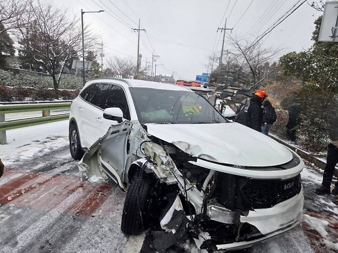 11일 오전 9시 57분쯤 서귀포 동홍동에서 눈길 교통사고로 인해 차량이 일그러져 있다. 제주도소방안전본부 제공