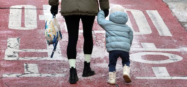 서울시내 한 어린이집에서 한 어린이가 등원하고 있다. 뉴스1