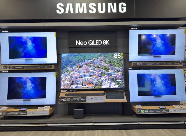 8일(현지시간) 미국 라스베이거스 중심가에서 차로 10여분 거리의 도시 남서부 쇼핑 지구인 아로요에 있는 종합 가전 판매 매장 ‘베스트바이’에 전시된 삼성 TV. 구경우 기자