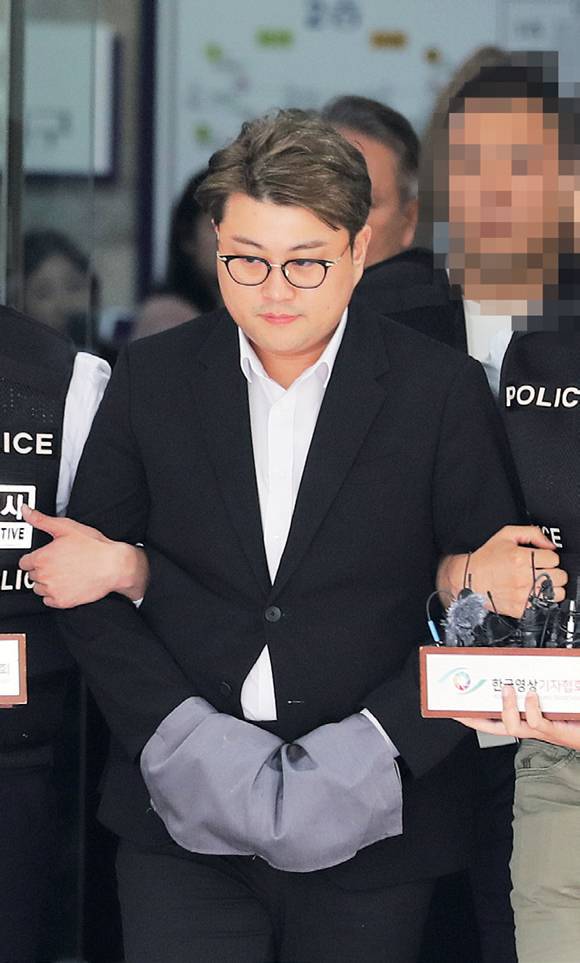 음주운전 뺑소니 혐의를 받는 가수 김호중씨가 2024년 5월24일 서울중앙지방법원에서 열린 구속 전 피의자 심문을 마친 뒤 호송차로 향하고 있다. ⓒ시사저널 박정훈