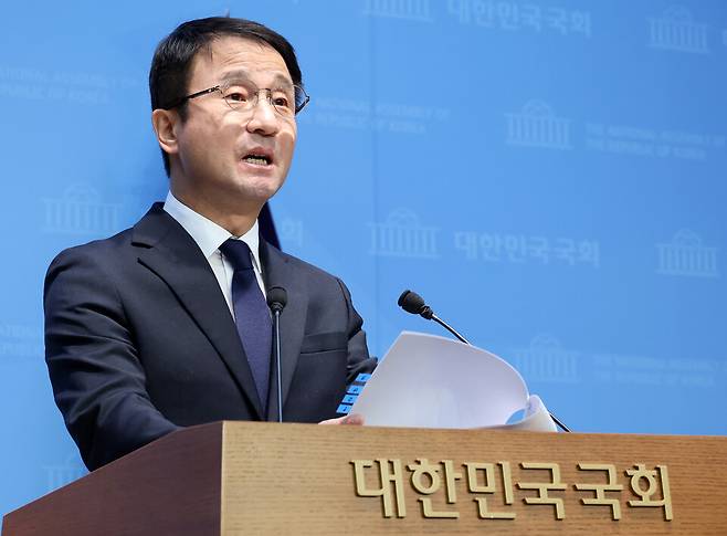 한병도 더불어민주당 의원이 4일 국회에서 원내대표 보궐선거 출마 기자회견을 하고 있다. ⓒ연합뉴스