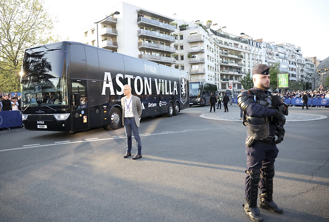 애스턴 빌라 선수단 버스가 경기장에 도착하고 있다. 게티이미지