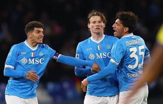 ▲ 나폴리는 스콧 맥토미니, 라스무스 회이룬을 바라본다. ⓒ연합뉴스/AFP/REUTERS