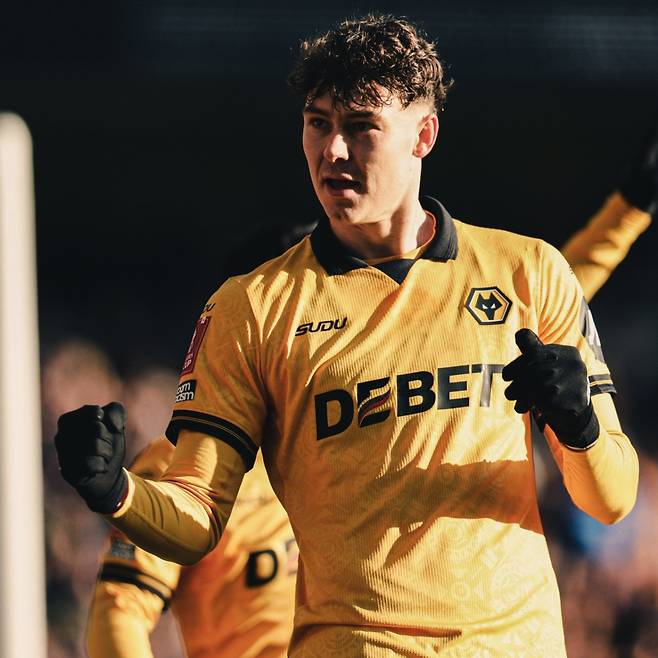 슈루즈베리(4부리그)와 홈 경기에서 해트트릭을 기록한 요르겐 스트란 라르센. /사진=울버햄튼 공식 사회관계망서비스(SNS)