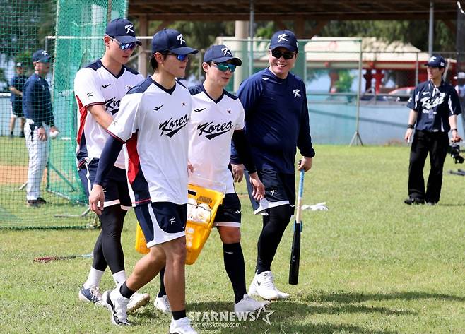 [영상] '김도영도 예외없지만, 프로감독출신 코치님은 빼줘야지!' 신민재