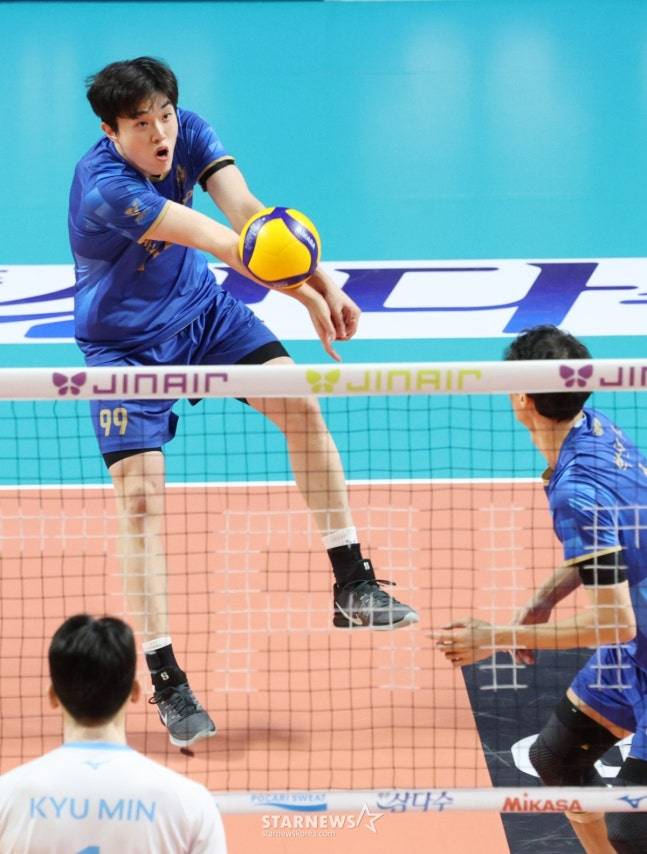 2025-2026 V-리그 남자부 우리카드 대 대한항공 경기가 8일 서울 장충체육관에서 열렸다.  우리카드 김지한이 안정적인 리시브를 하고 있다. /사진=김진경 대기자