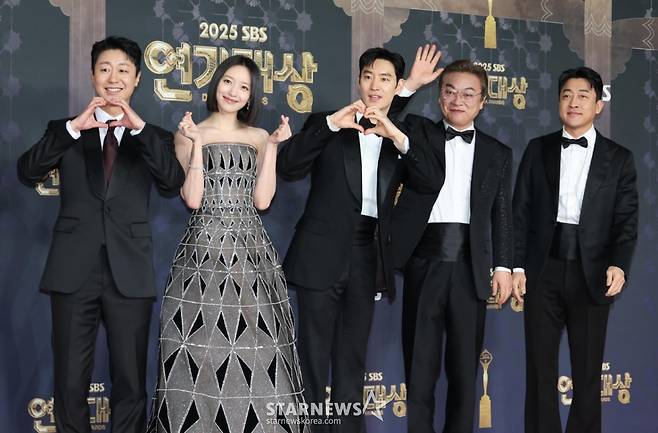 배우 배유람, 표예진, 이제훈, 김의성, 장혁진이 31일 오후 서울 마포구 상암동 SBS 프리즘센터에서 진행된 '2025 SBS 연기대상' 레드카펫행사에 참석해 포즈를 하고 있다. /2025.12.31 /사진=이동훈 photoguy@