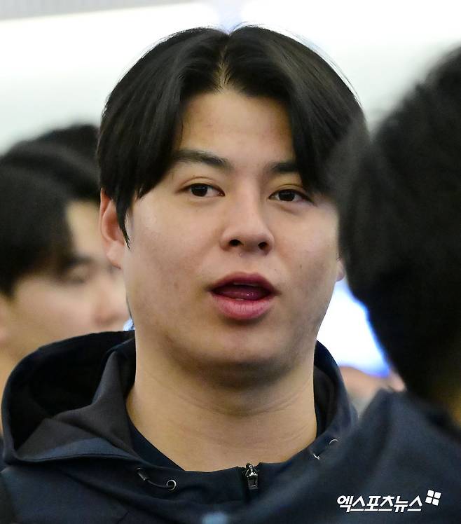 한국 야구 대표팀이 2026 WBC(월드베이스볼클래식) 대비 1차 캠프를 위해 9일 오전 인천국제공항을 통해 사이판으로 출국했다.  출국장으로 향하는 노시환. 엑스포츠뉴스 DB