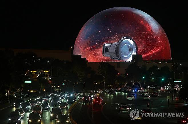 CES 2026 앞두고 나오는 레노버 홍보 영상 (라스베이거스=연합뉴스) 김성민 기자 = 세계 최대 가전·정보기술(IT) 전시회 CES 2026 개막을 앞둔 3일(현지시간) 미국 네바다주 라스베이거스 스피어에서 레노버의 홍보 영상이 나오고 있다. 2026.1.4 ksm7976@yna.co.kr
