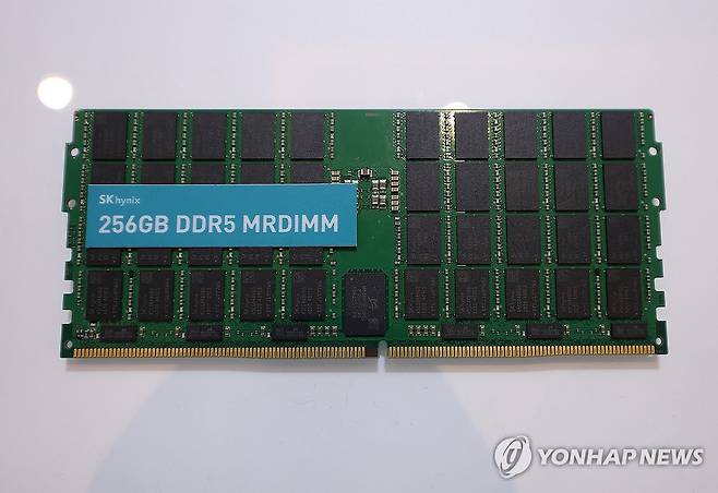 SK하이닉스 고성능 메모리 (라스베이거스=연합뉴스) 김성민 기자 = CES 개막 3일차인 8일(현지시간) 미국 네바다주 라스베이거스 베네시안 컨벤션센터 SK 하이닉스 부스에 256GB DDR5램이 전시돼 있다. 2026.1.9 ksm7976@yna.co.kr