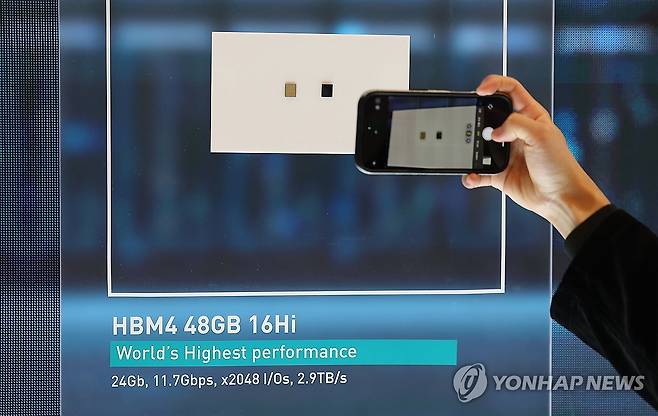 SK하이닉스 부스에 전시된 HBM4 (라스베이거스=연합뉴스) 김성민 기자 = CES 개막 3일차인 8일(현지시간) 미국 네바다주 라스베이거스 베네시안 컨벤션센터 SK 하이닉스 부스에 HBM4가 전시돼 있다. 2026.1.9 ksm7976@yna.co.kr