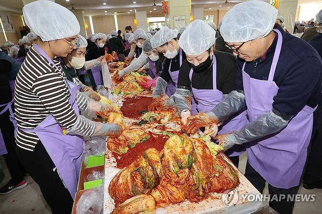 삼광사 1만포기 김장나눔문화제 (부산=연합뉴스) 강선배 기자 = 10일 부산 부산진구 삼광사 식당에서 열린 '제8회 천태종 삼광사와 천태종복지재단 부산지부가 함께하는 김장나눔문화제'에서 결혼이주여성, 불자 등 400여 명이 절임배추를 양념에 버무리고 있다. 
    이날 담근 김장김치 1만 포기를 지역의 홀몸 어르신 등 소외계층 1500가구에 전달할 예정이다. 2025.12.10 sbkang@yna.co.kr