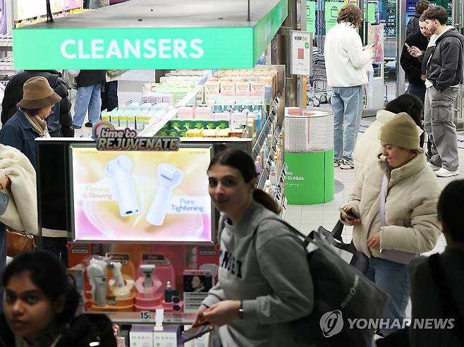 'K뷰티' 수출 꾸준히 증가 (서울=연합뉴스) 강민지 기자 = 남미가 'K-뷰티' 신시장으로 부상 중이다. 한국무역협회 국제무역통상연구원의 '남미 뷰티 수입시장 분석 및 현지 진출 확대 방안' 보고서에 따르면 지난해 남미의 뷰티 수입은 41억3천만달러로, 2021년 이후 연평균 4.7%가량 꾸준히 증가하고 있다. 사진은 24일 서울의 한 올리브영에서 외국인들이 화장품을 고르는 모습. 2025.11.24 mjkang@yna.co.kr