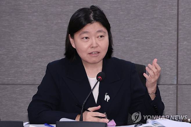 검찰개혁 공청회서 토론하는 임은정 동부지검장 (서울=연합뉴스) 김주성 기자 = 임은정 서울동부지검장이 29일 서울 여의도 국회에서 '검찰개혁의 쟁점은 무언인가 : 국민이 바라는 검찰개혁의 속도와 방향'을 주제로 열린 검찰개혁 긴급 공청회에 참석해 토론하고 있다 
    이날 공청회는 촛불행동, 검사를 검사하는 변호사 모임, 민생경제연구소, 더불어민주당 박홍근 의원, 조국혁신당 황운하·박은정 의원 주최로 열렸다. 2025.8.29 utzza@yna.co.kr