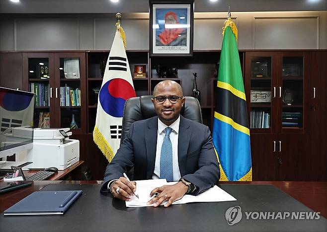 인터뷰하는 마부라 주한 탄자니아 대사 (서울=연합뉴스) 김인철 기자 = 토골라니 에드리스 마부라 주한 탄자니아 대사가 서울 중구 주한탄자니아대사에서 연합뉴스와 인터뷰에 앞서 포즈를 취하고 있다. 2026.1.11 yatoya@yna.co.kr