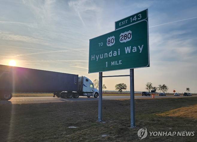 다시 활기 찾은 미국 조지아주 현대자동차 메타플랜트 현장 (서배너[미국 조지아주]= 연합뉴스) 이종원 통신원 = 7일(현지시간) 미국 조지아주 브라이언 카운티 엘라벨의 현대자동차그룹 메타플랜트 아메리카(HMGMA)에서 차량이 이동하고 있다. 2026.1.11 higher2501@yna.co.kr