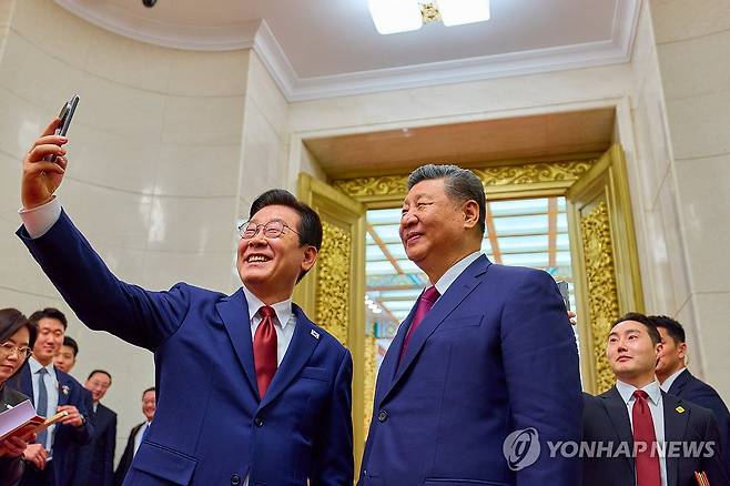 이재명 대통령과 시진핑 국가주석 셀카 (베이징=연합뉴스) 한상균 기자 = 이재명 대통령과 시진핑 국가주석이 지난 5일 중국 베이징 인민대회당에서 국빈만찬 후 샤오미폰으로 기념촬영을 하고 있다. 이 샤오미폰은 경주 정상회담 때 시 주석이 이 대통령에게 선물한 것이다. 2026.1.11 [공동취재 제공. 재판매 및 DB 금지]