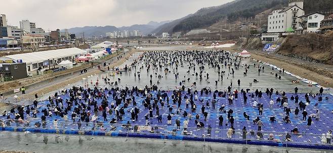 홍천강 꽁꽁축제 주말 인파 [촬영 이상학]