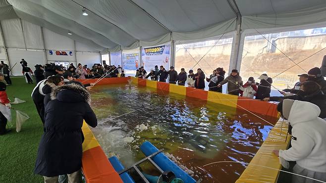 홍천강 꽁꽁축제 실내낚시터  [촬영 이상학]