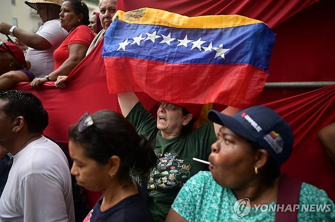 베네수엘라 수도에서 니콜라스 마두로 대통령 부부 석방을 요구하는 지지자들 [로이터=연합뉴스. 재판매 및 DB 금지]