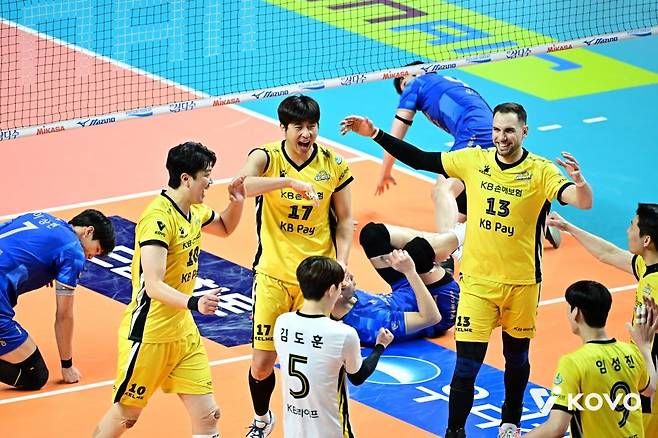 기뻐하는 KB손해보험 선수들 [한국배구연맹 제공. 재배포 및 DB 금지]